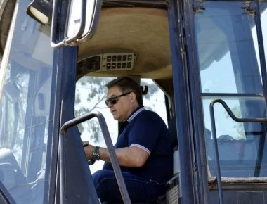 Σε μπουλντόζα ο δήμαρχος Άργους-Μυκηνών για την επίβλεψη κατασκευής κολυμβητηρίου
